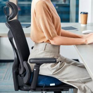 Cojín picarón con tecnología Memory Foam: distribución anatómica del peso y soporte lumbar superior para prevenir escaras y aliviar puntos de presión.